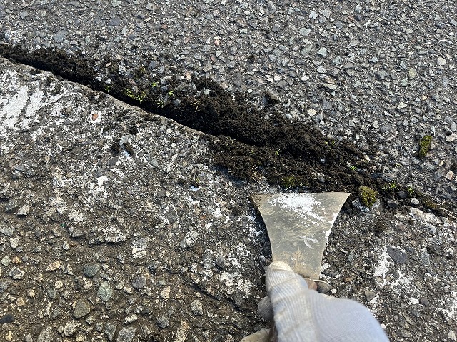 甲府市　駐車場　白線ライン引く部分の土を掘り起こす